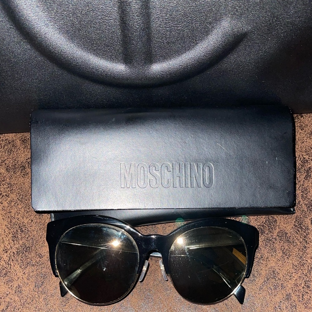 Round with gold mirror lens Moschino sunglasses